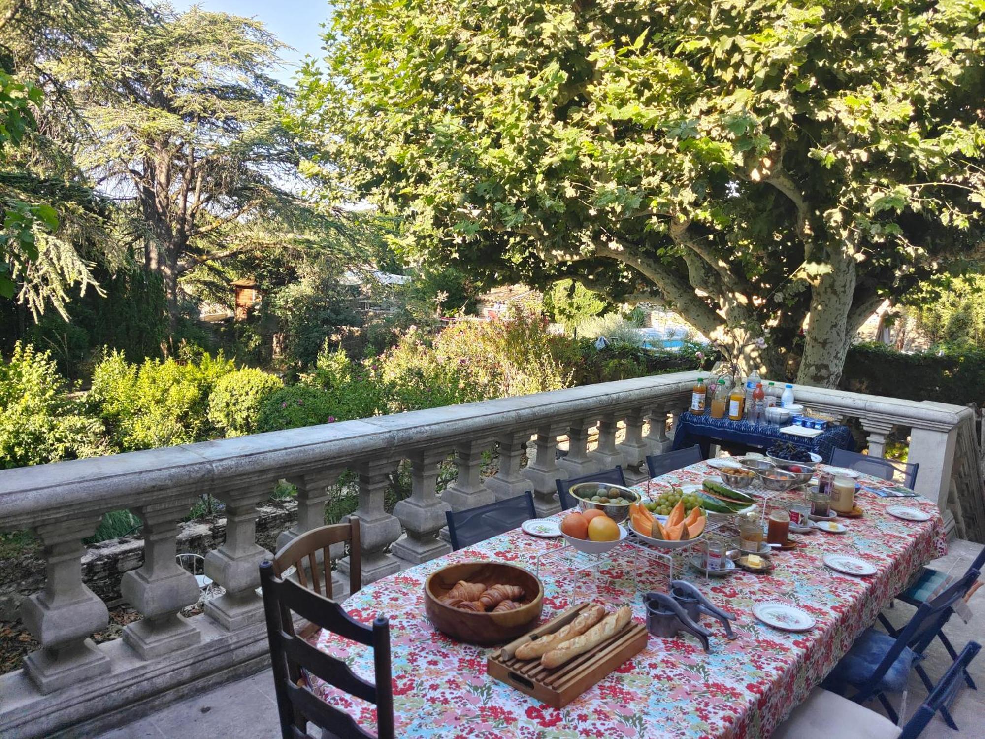 Rue Du Chateau A Cabrieres D'Avignon Bed & Breakfast Exterior photo